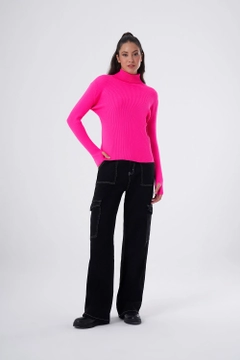 Una modella di abbigliamento all'ingrosso indossa 34078 - Sweater - Fuchsia, vendita all'ingrosso turca di Maglione di Mizalle