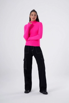 Bir model, Mizalle toptan giyim markasının 34078 - Sweater - Fuchsia toptan Kazak ürününü sergiliyor.