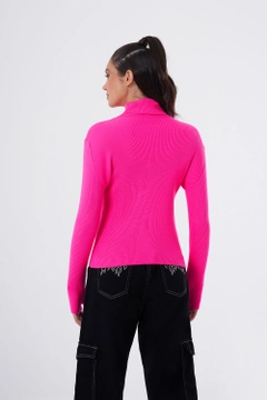 Een kledingmodel uit de groothandel draagt 34078 - Sweater - Fuchsia, Turkse groothandel Trui van Mizalle