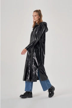 A wholesale clothing model wears 34080 - Trenchcoat - Black, Turkish wholesale Trenchcoat of Mizalle