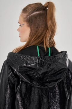 Bir model, Mizalle toptan giyim markasının 34080 - Trenchcoat - Black toptan Trençkot ürününü sergiliyor.
