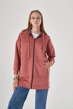 Una modella di abbigliamento all'ingrosso indossa 34083 - Sweatshirt - Tan, vendita all'ingrosso turca di Felpa di Mizalle