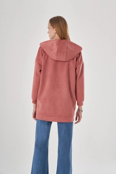 Ein Bekleidungsmodell aus dem Großhandel trägt 34083 - Sweatshirt - Tan, türkischer Großhandel Kapuzenpulli von Mizalle
