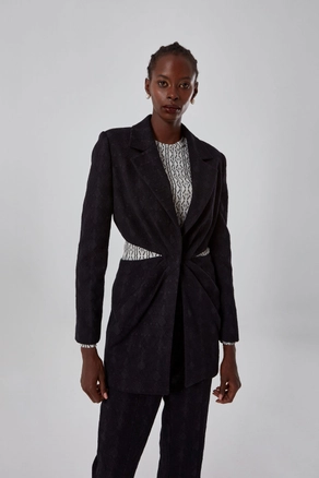 A model wears 34086 - Jacket - Black, wholesale undefined of Mizalle to display at Lonca