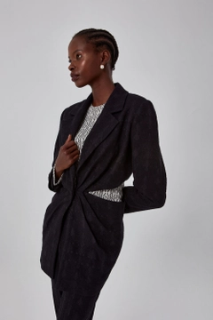 Bir model, Mizalle toptan giyim markasının 34086 - Jacket - Black toptan Ceket ürününü sergiliyor.