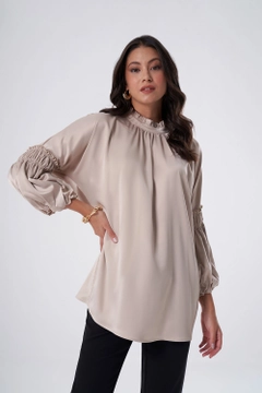 A wholesale clothing model wears 34093 - Tunic - Beige, Turkish wholesale Tunic of Mizalle