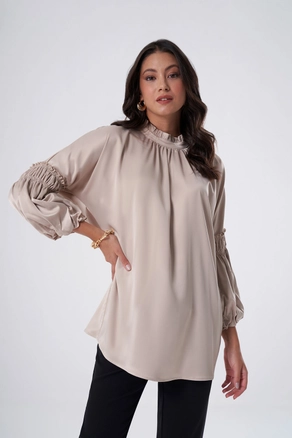 A model wears 34093 - Tunic - Beige, wholesale Tunic of Mizalle to display at Lonca