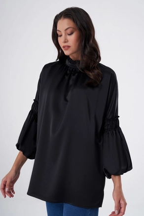 A model wears 34096 - Tunic - Black, wholesale Tunic of Mizalle to display at Lonca