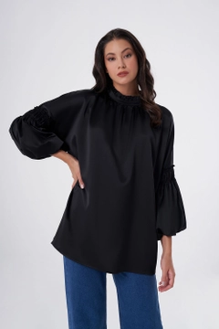 Bir model, Mizalle toptan giyim markasının 34096 - Tunic - Black toptan Tunik ürününü sergiliyor.