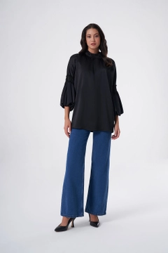Bir model, Mizalle toptan giyim markasının 34096 - Tunic - Black toptan Tunik ürününü sergiliyor.