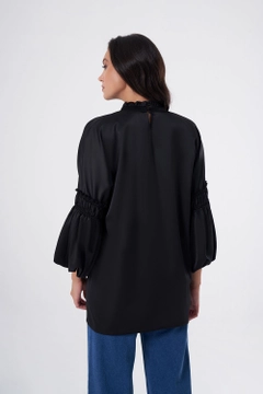 Ένα μοντέλο χονδρικής πώλησης ρούχων φοράει 34096 - Tunic - Black, τούρκικο τουνίκ χονδρικής πώλησης από Mizalle