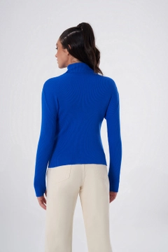 Bir model, Mizalle toptan giyim markasının 34118 - Sweater - Saxe toptan Kazak ürününü sergiliyor.