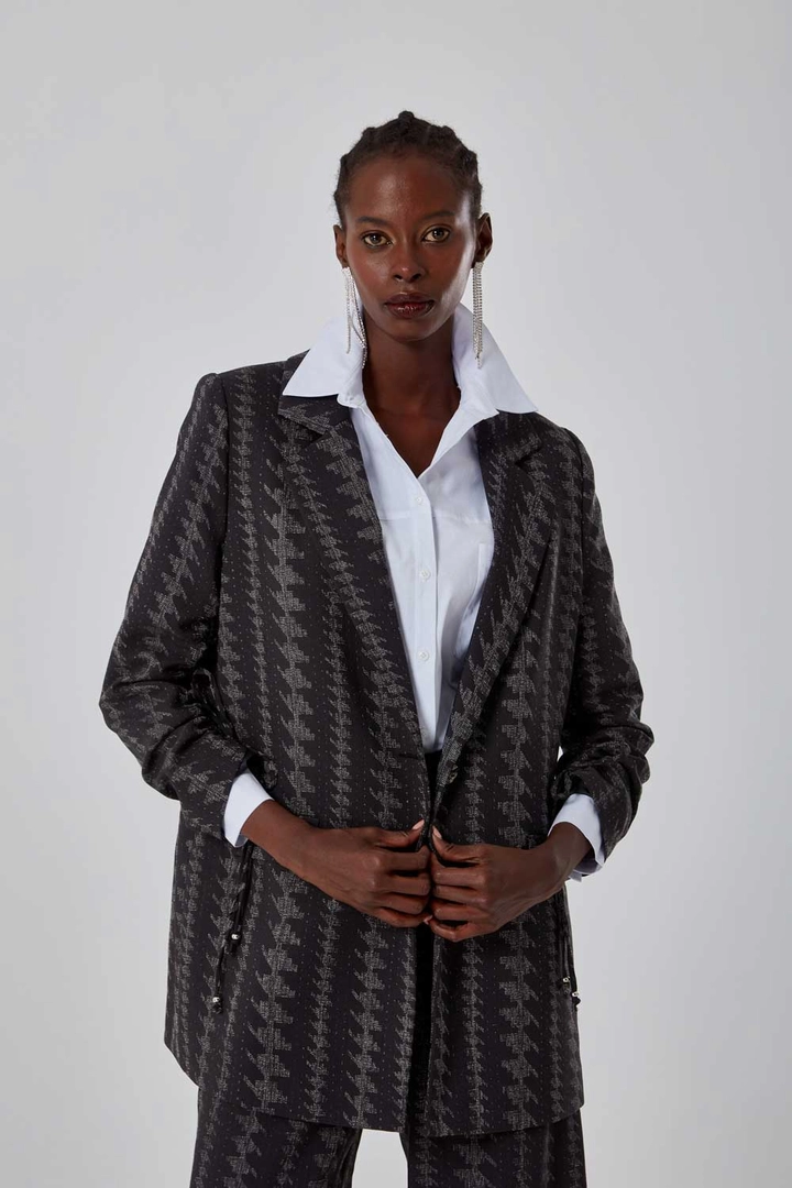 Bir model, Mizalle toptan giyim markasının 34121 - Jacket - Black toptan Ceket ürününü sergiliyor.
