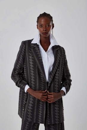 A model wears 34121 - Jacket - Black, wholesale undefined of Mizalle to display at Lonca