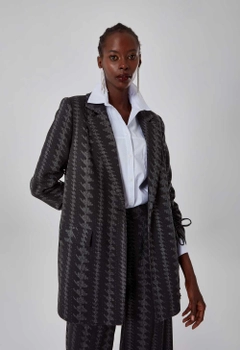 Bir model, Mizalle toptan giyim markasının 34121 - Jacket - Black toptan Ceket ürününü sergiliyor.