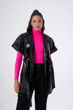 Een kledingmodel uit de groothandel draagt 34127 - Vest - Black, Turkse groothandel Vest van Mizalle