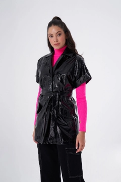 Ένα μοντέλο χονδρικής πώλησης ρούχων φοράει 34127 - Vest - Black, τούρκικο Αμάνικο μπλουζάκι χονδρικής πώλησης από Mizalle