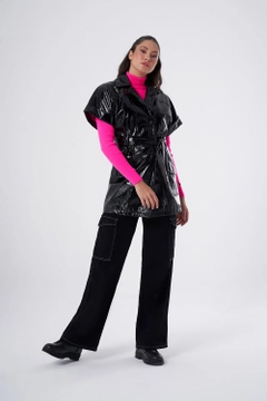 Een kledingmodel uit de groothandel draagt 34127 - Vest - Black, Turkse groothandel Vest van Mizalle