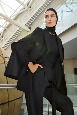 A model wears 34129 - Jacket - Black, wholesale undefined of Mizalle to display at Lonca