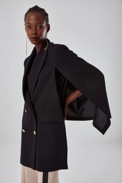 Bir model, Mizalle toptan giyim markasının 34129 - Jacket - Black toptan Ceket ürününü sergiliyor.