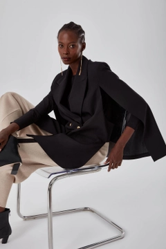 Bir model, Mizalle toptan giyim markasının 34129 - Jacket - Black toptan Ceket ürününü sergiliyor.
