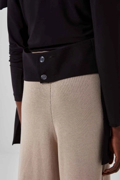 Ein Bekleidungsmodell aus dem Großhandel trägt 34129 - Jacket - Black, türkischer Großhandel Jacke von Mizalle