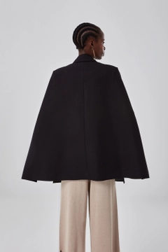 Ein Bekleidungsmodell aus dem Großhandel trägt 34129 - Jacket - Black, türkischer Großhandel Jacke von Mizalle