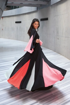 Una modella di abbigliamento all'ingrosso indossa 34134 - Dress - Black, vendita all'ingrosso turca di Vestito di Mizalle