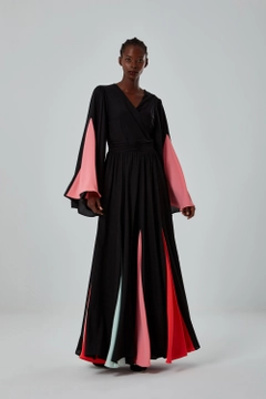 Ένα μοντέλο χονδρικής πώλησης ρούχων φοράει 34134 - Dress - Black, τούρκικο Φόρεμα χονδρικής πώλησης από Mizalle