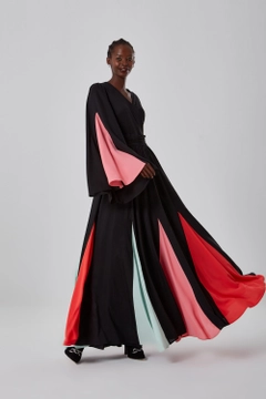 Bir model, Mizalle toptan giyim markasının 34134 - Dress - Black toptan Elbise ürününü sergiliyor.