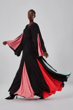 Una modella di abbigliamento all'ingrosso indossa 34134 - Dress - Black, vendita all'ingrosso turca di Vestito di Mizalle