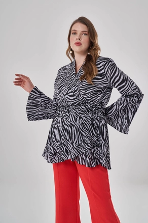 A model wears 34145 - Tunic - Black And White, wholesale Tunic of Mizalle to display at Lonca