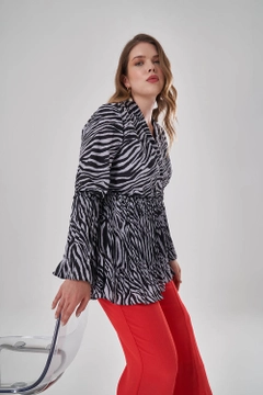 Bir model, Mizalle toptan giyim markasının 34145 - Tunic - Black And White toptan Tunik ürününü sergiliyor.