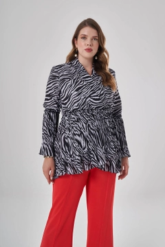 Bir model, Mizalle toptan giyim markasının 34145 - Tunic - Black And White toptan Tunik ürününü sergiliyor.