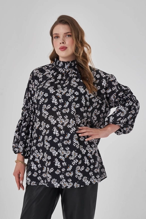 A model wears 34149 - Tunic - Black, wholesale Tunic of Mizalle to display at Lonca