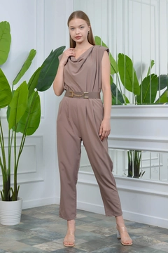 Bir model, Mode Roy toptan giyim markasının 35028 - Jumpsuit - Mink toptan Tulum ürününü sergiliyor.
