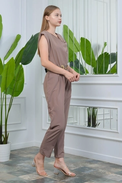 Una modella di abbigliamento all'ingrosso indossa 35028 - Jumpsuit - Mink, vendita all'ingrosso turca di Tuta di Mode Roy