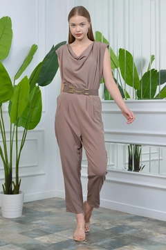 Ein Bekleidungsmodell aus dem Großhandel trägt 35028 - Jumpsuit - Mink, türkischer Großhandel Jumpsuit von Mode Roy