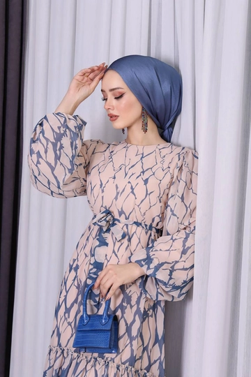 Una modella di abbigliamento all'ingrosso indossa  Abito hijab con gonna in chiffon e fantasia a volant - Blu
, vendita all'ingrosso turca di Vestito di Mode Roy