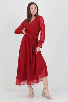 Bir model, Mode Roy toptan giyim markasının 34994 - Dress - Claret Red toptan Elbise ürününü sergiliyor.