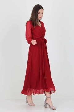 Una modella di abbigliamento all'ingrosso indossa 34994 - Dress - Claret Red, vendita all'ingrosso turca di Vestito di Mode Roy