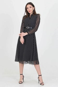 Bir model, Mode Roy toptan giyim markasının 35105 - Dress - Black toptan Elbise ürününü sergiliyor.