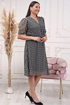 Een kledingmodel uit de groothandel draagt 35129 - Dress - Black And White, Turkse groothandel Jurk van Mode Roy