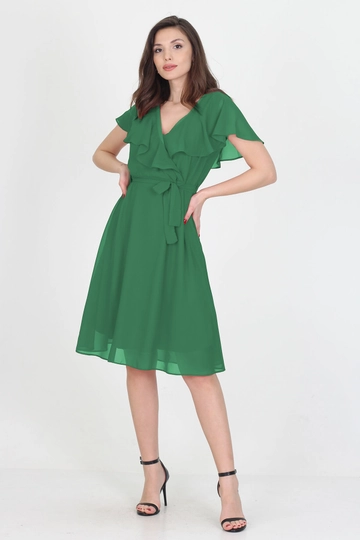 Bir model, Mode Roy toptan giyim markasının  Elbise - Yeşil
 toptan Elbise ürününü sergiliyor.