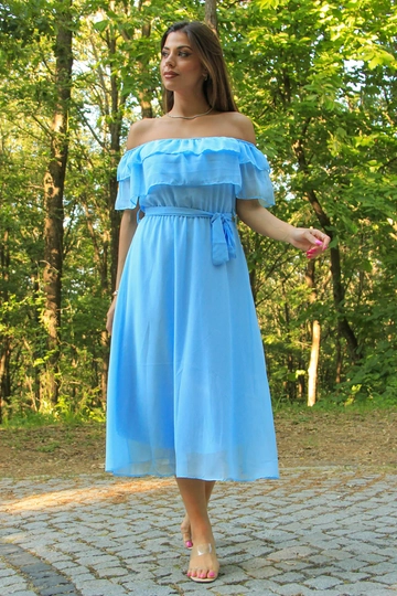 Bir model, Mode Roy toptan giyim markasının  Baby Shower Elbise - Bebe Mavisi
 toptan Elbise ürününü sergiliyor.