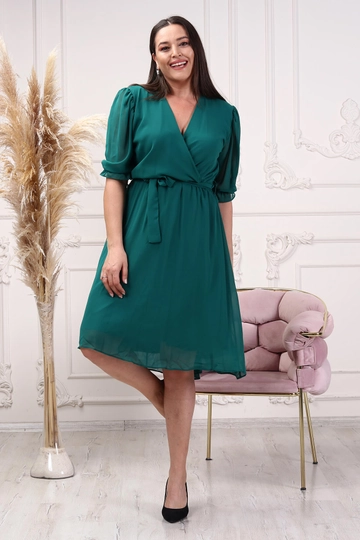 Bir model, Mode Roy toptan giyim markasının  Elbise - Yeşil
 toptan Elbise ürününü sergiliyor.