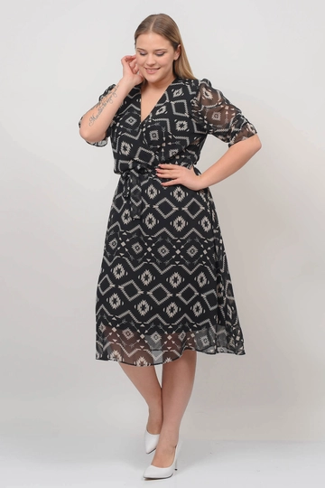 Bir model, Mode Roy toptan giyim markasının  Çift Göğüslü Boyunlu Midi Artı Boyutu Desenli Şifon Elbisesi
 toptan Elbise ürününü sergiliyor.