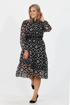 A wholesale clothing model wears 40170 - Patterned Midi Length Plus Size Chiffon Dress With Belt, Turkish wholesale Dress of Mode Roy