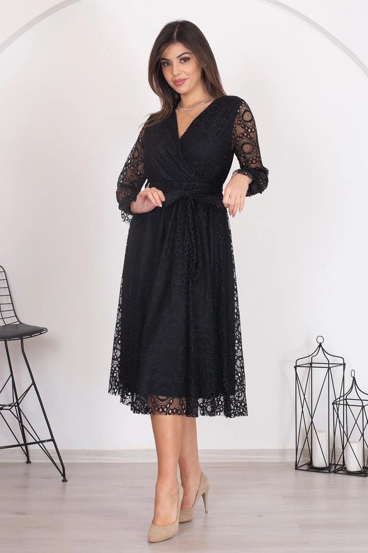 Ένα μοντέλο χονδρικής πώλησης ρούχων φοράει 40202 - Belted Double Breasted Collar Lined Lace Dress, τούρκικο Φόρεμα χονδρικής πώλησης από Mode Roy