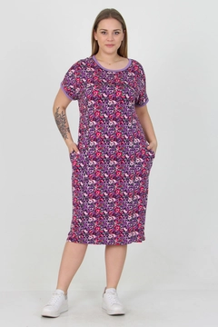 Een kledingmodel uit de groothandel draagt MRO10027 - Crew Neck Floral Plus Size Dress, Turkse groothandel Jurk van Mode Roy
